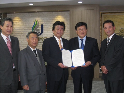 2010年11月25日，京都信息科学研究所所长长谷川渡（Wataru Hasegawa）教授（左三）和位于韩国济州的国立济州大学校长Hyangjin Suh（右二）在签署双学位项目协议。