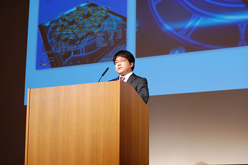 Teppei Yoneyama presenting 