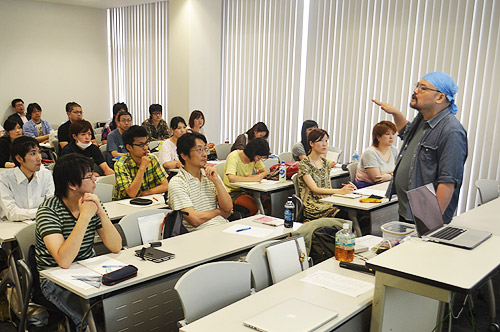 Một trong những người hướng dẫn Kitano Doryu (KCGI Kyoto Ekimae vệ tinh / Lớp học KCG Kyoto Ekimae), người giải thích về bản vẽ kỹ thuật số tại 