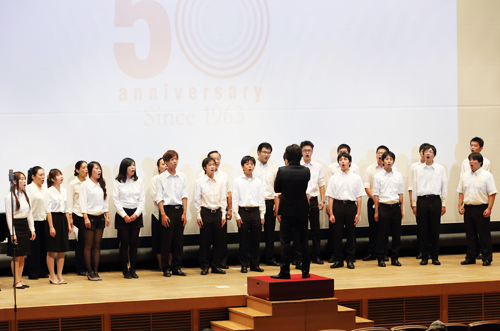 Vòng tròn hợp xướng của KCGI / KCG U-Choir biểu diễn hai bài hát, Xin vui lòng Tsubasa, và YELL