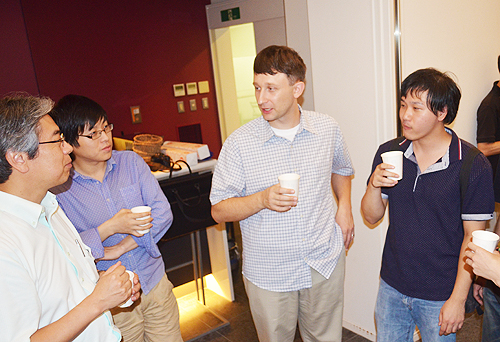 Cà phê chào mừng Giờ cà phê của Bar Koreshnikov (giữa), tương tác với sinh viên và giảng viên