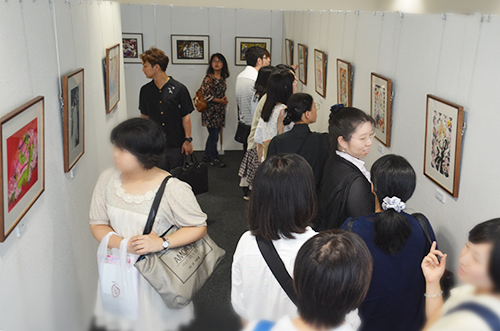 Triển lãm tranh gốc của Kyoto Triển lãm tranh gốc ở Kyoto được đóng gói bởi nhiều người hâm mộ = Trường Sau Đại học Công nghệ Thông tin Kyoto trường vệ tinh trước nhà ga Kyoto