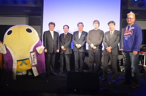 KCGI/KCG总经理Wataru Hasegawa（京都公共关系官员'Mayumaro'的右侧）在开幕式上发言。