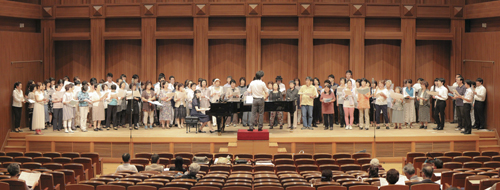 At the end, the participants filled the stage and echoed the song 