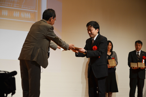 Chủ tịch Akira Hasegawa nhận được chứng nhận di sản công nghệ xử lý thông tin từ Chủ tịch Kitsuregawa