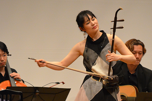 野泽女士是日本主要的二胡演奏家之一。他邀请KCG的学生在视频和音乐方面进行合作。