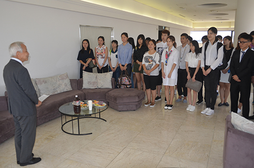 来自中国大连外国语大学的学生在KCGI短期培训项目的开幕式上。茨木总统向大学校长表示祝贺。