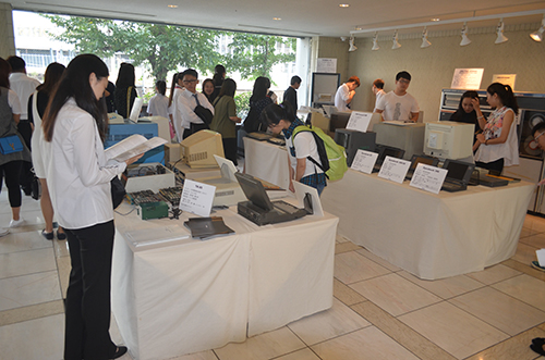 Trước lễ khai mạc, nhóm đã tham quan các máy tính quý giá trong quá khứ tại Bảo tàng KCG trước nhà ga KCG Kyoto.
