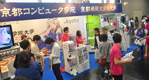 KCG在KYOMAFU的展位，有很多人参观。