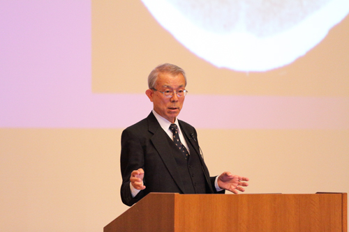 Masatsugu Kidode, Giáo sư KCGI, Giám đốc Viện nghiên cứu Cyber ​​Kyoto = tháng 10 năm 2015 Ngày 30 tháng 3, Trường Sau Đại học Công nghệ Thông tin Kyoto Phòng tốt nghiệp Đại học vệ tinh trước nhà Ga Kyoto