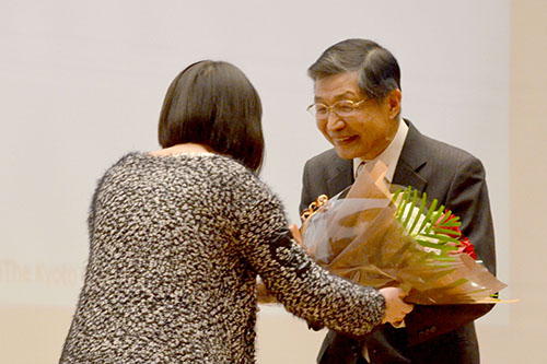 讲座结束后，学生们赠送了一束感谢的鲜花（均在京都站前的卫星主厅，京都信息学院，2016年3月28日）。