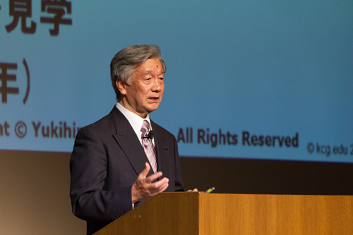 京都信息学院（KCGI）的Yukihiro Nakamura教授在做讲座。