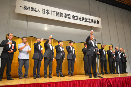 长谷川代表理事兼第一副理事长在招待会上致祝酒词。