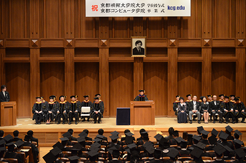 KCGI Degree Conferral Ceremony and KCG Graduation Ceremony for the first semester of 2016.The fellows who completed the academic work stood on the stage of the forefront with many memories (September 16, 2016, The Kyoto College of Graduate Studies for Informatics, Kyoto Ekimae Satellite Grand Hall)
