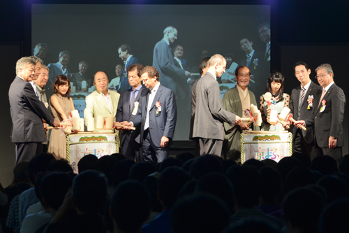 组委会成员用Kagamibiraki庆祝Kyomafu 2016的开幕。最左边的是KCG集团总经理Wataru Hasegawa。