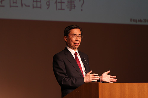 Giáo sư Hisaya Tanaka giảng bài về các kỹ sư CNTT cần thiết