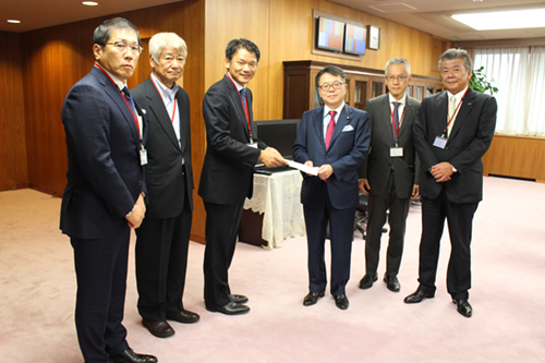 IT联盟代表团向经济产业大臣世耕弘成递交提案（照片中最右边是KCG集团总经理长谷川渡）。
