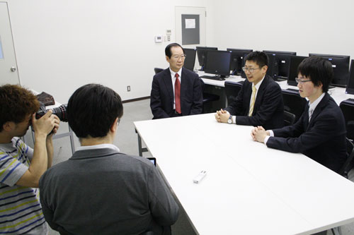 接受采访的有（从左至右）LPI-Japan总裁成井元、副教授惠美和山中裕也。