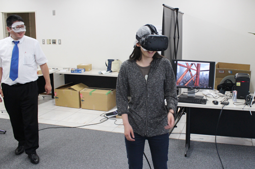 VR展台。戴上VR眼镜，实际体验VR空间。学生们对这些高处感到惊讶，说他们无法移动，因为他们觉得可能会踩空。