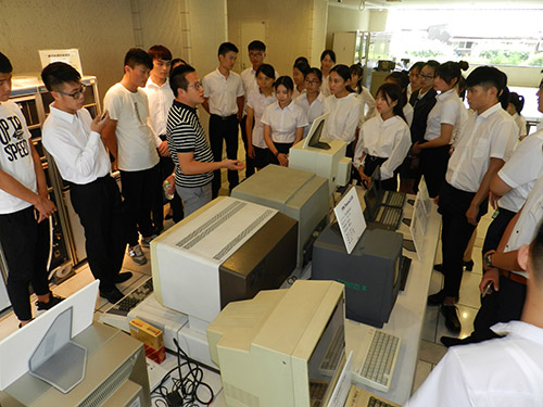 Cả nhóm tham quan những chiếc máy tính quý ngày xưa tại Bảo tàng KCG