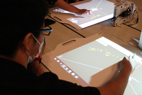 桌面投影电子黑板系统，具有直接手写的优势。