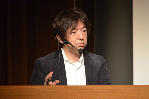 Giáo sư Hiroyuki Ito nói về sự tiến bộ của mình trong một bài giảng đặc biệt mang tên Tại sao Hatsune Miku được hỗ trợ trên thế giới? Từ (ngày 8 tháng 12 năm 2017, Trường Sau Đại học Công nghệ Thông tin Kyoto, Hội trường Vệ tinh Kyoto Ekimae)