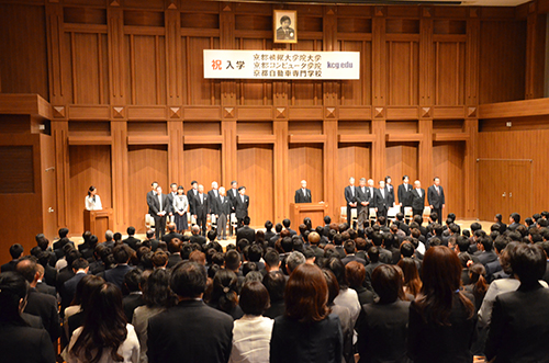 Lễ khai giảng  KCG Group 2018 được tổ chức hoành tráng.Nhiều sinh viên mới và cha mẹ của họ đã tham dự (ngày 7 tháng 4 năm 2018, Hội trường lớn Vệ tinh KCGI Kyoto Station)
