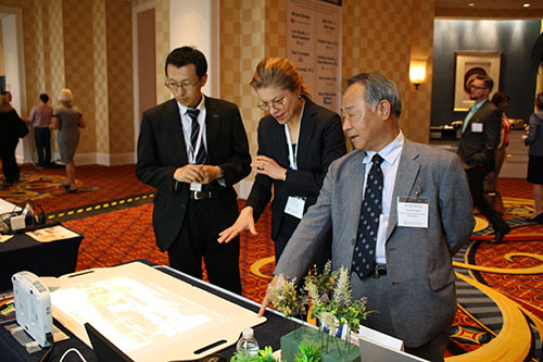 Giáo sư Noboru Takahiro (ảnh phải) và Phó giáo sư Huming (ảnh trái) giải thích cho những người tham gia
