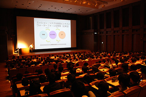 Bài giảng được tổ chức tại Hội trường lớn vệ tinh KCGI Kyoto Station
