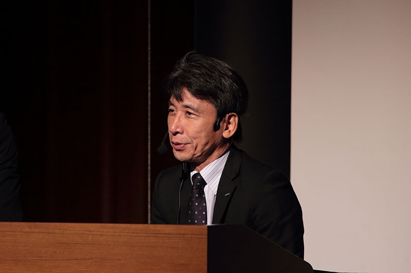 Tiến sĩ Shoji Kishimoto (Ngày 2 tháng 7 năm 2018, Hội trường lớn vệ tinh ga KCGI Kyoto) phát biểu trong một bài giảng kỷ niệm về cái chết của Tiến sĩ Shigeo Hasegawa, người sáng lập KCG và là hiệu trưởng đầu tiên của trường.
