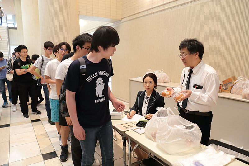 Trường KCG Kyoto Ekimae và Vệ tinh KCGI Kyoto Ekimae được xếp đầy bởi các cửa hàng giả, làm tăng thêm sự sinh động cho sự kiện.