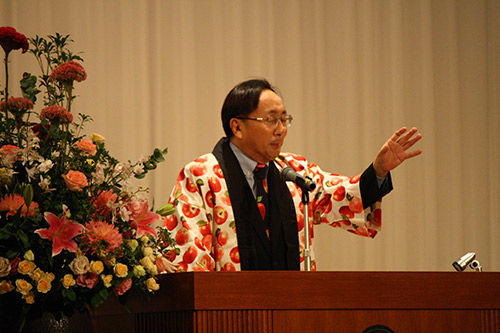 Shingo Mimura cho một vị khách chào đón Thống đốc tỉnh Aomori