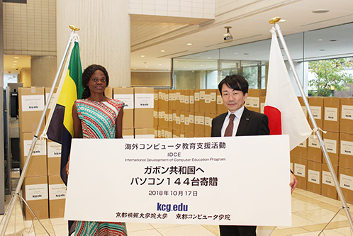 KCG总裁长谷川昭（右）和在加蓬驻日本大使馆工作的KCGI校友Egange Mireille。