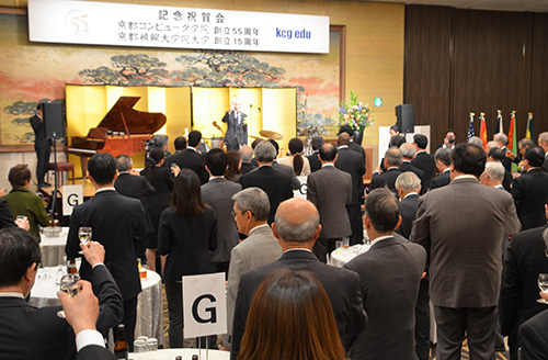 庆祝活动是在京都的Rihga皇家酒店举行的。我们有很多人参加了会议。