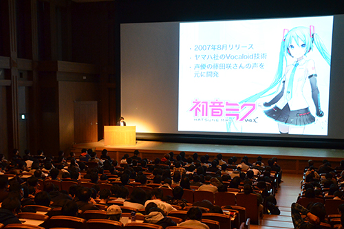 Giáo sư KCGI Hiroyuki Ito, Chủ tịch Crypton Future Media, đã có một bài giảng đặc biệt với tựa đề 