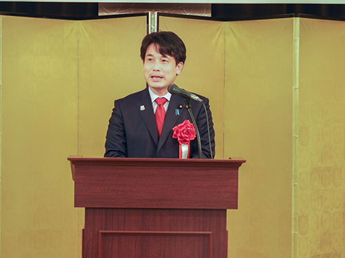 经济产业省议会副大臣Hirofumi Takinami先生