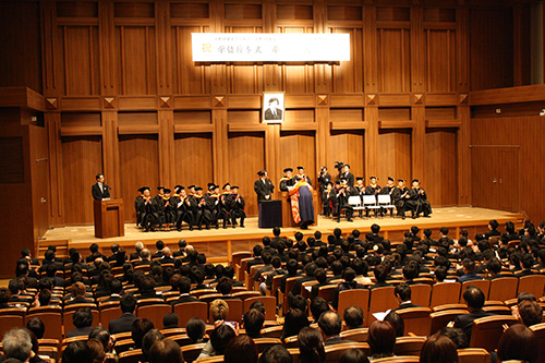 Lễ trao bằng cấp KCGI được tổ chức vào ngày 21 tháng 3 năm 2019, lễ tốt nghiệp cho KCG và KJLTC, và KCGM (ảnh là phần 1).Học viện Máy tính Kyoto Trường Ekimae Kyoto / Trường Sau Đại học Công nghệ Thông tin Kyoto Phòng vệ tinh Kyoto Ekimae Tầng 6 Hội trường lớn)