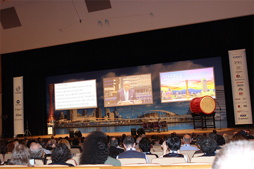 Bài phát biểu được hiển thị bằng văn bản trên màn hình bên trái của địa điểm hội trường chính.