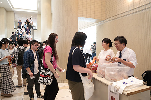 KCG Kyoto Ekimae School和KCGI Kyoto Ekimae Satellite都举行了义卖活动，长谷川重夫最喜欢的包子也在现场展示。