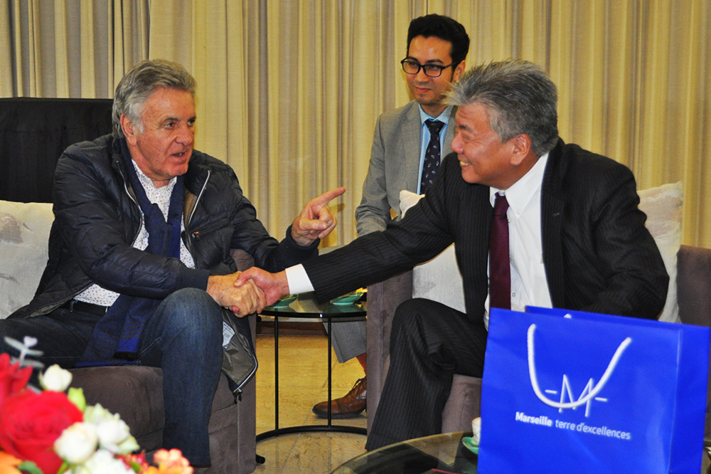 副市长罗阿塔和行政长官长谷川握手，为未来的合作做准备。