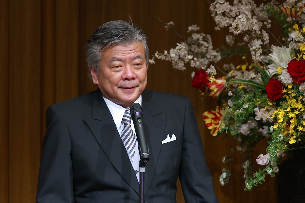 KCG集团首席执行官Wataru Hasegawa通过视频流媒体发表毕业典礼。