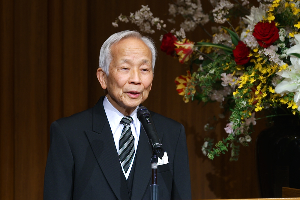Toshihide Ibaraki, Chủ tịch KCGI, đưa ra nghi thức cho buổi lễ nhập học thông qua phát video