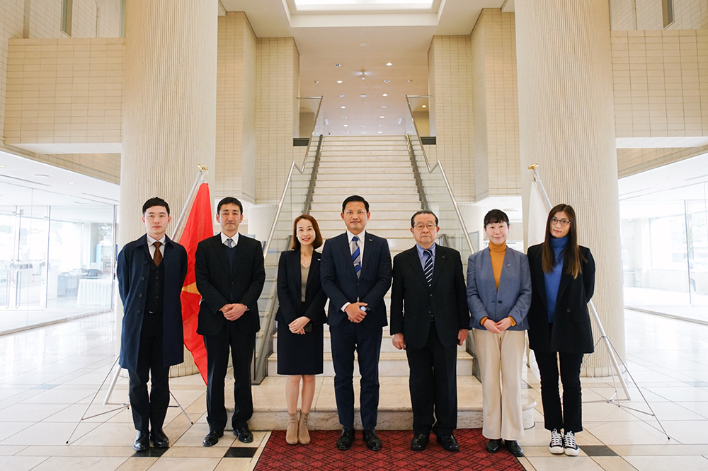 Representatives of VTI and KCG at the signing ceremony (January 12, 2022, KCG Kyoto Ekimae School)
