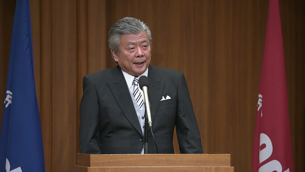 KCG集团首席执行官Wataru Hasegawa通过视频流媒体发表仪式讲话。