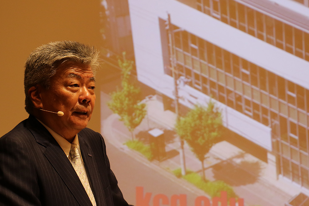 KCG集团总裁长谷川太郎在庆祝新校舍落成的音乐会上发表仪式性讲话，承诺将进一步培养IT专业人才。